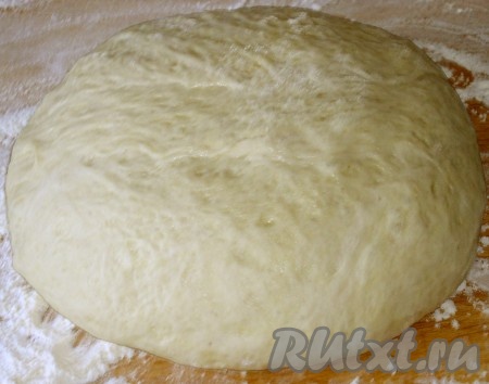 Можно купить тесто в магазине или приготовить его дома. Замесить тесто в домашних условиях можно в хлебопечке или вручную. Для ручного замеса: развести дрожжи в 2-х столовых ложках воды с сахаром. Просеять муку, влить вспенившиеся дрожжи, оставшуюся воду, всыпать сахар и соль. Начать вымешивать тесто ложкой. Затем влить растительное масло и вымесить тесто руками до гладкости. Разок или два можно обмять. Я даю тесту подняться, потом обминаю и в наглухо завязанном пакете прячу в холодильник или выношу на холод (готовлю тесто впрок или с вечера на утро).