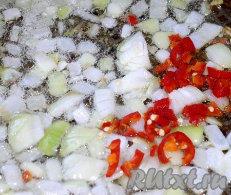 Лук, острый перец и грибы порезать и поджарить на растительном масле до золотистого цвета. Сельдерей, овощи и перловку смешать, посолить, поперчить, хорошо перемешать и начинка для шаньги готова. Сельдерей дает необходимую плотность начинке (вместо яиц связывает компоненты) и, вместе с тем, легкость. Кроме того, это необычайно вкусно.