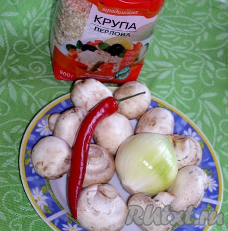 Вот набор продуктов для начинки. Замочить крупу на ночь, а потом сварить из нее пушистую кашу на медленном огне в большом количестве воды (около 1-1,5 часов). Зернышки должны "раскрыться". Зерна мягкие, значит готово. Лишнюю воду слить.