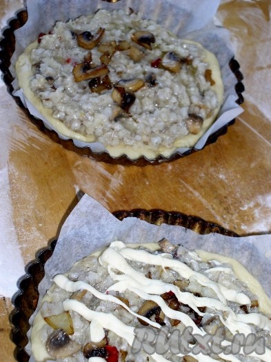 Выложить на тесто подготовленную начинку (чаще всего начинки кладут больше, чем теста, оставляя очень тоненький край теста или вообще без края). Смазать каким-нибудь соусом (постным майонезом, кетчупом и т.п.).