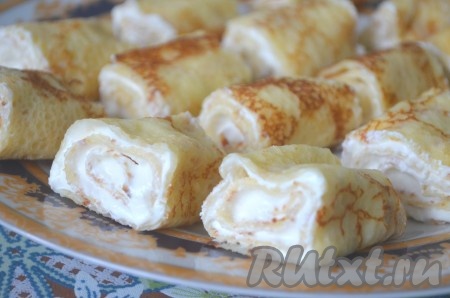 Затем режем блинные рулетики с творогом острым ножом на кусочки, как роллы. Такие блины с творожной начинкой можно уже подавать к столу, но я решила дополнительно их украсить вкуснейшим шоколадным соусом.