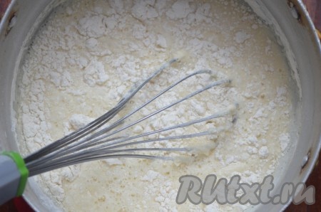 Просеять муку в тесто, перемешать, тесто получится достаточно жидким.