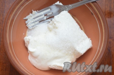 Для приготовления начинки перемешать вилкой творог с сахаром и сметаной. Творожная начинка не должна быть жидкой.