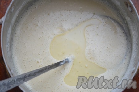 Дать постоять тесту 10 минут, затем добавить в него 2 столовые ложки подсолнечного масла, перемешать. Масло в блинное тесто добавляем для того, чтобы наши блины при выпечке не приставали к сковороде.