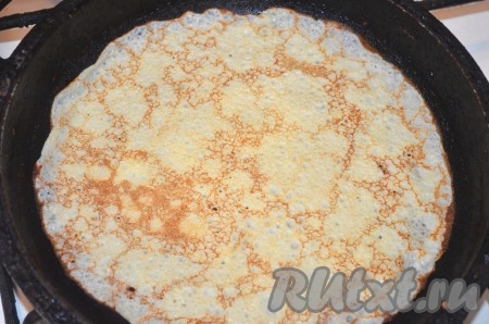 Перевернуть и жарить до румяности с другой стороны. Готовый блинчик переложить на тарелку. Постепенно пожарить все блины.