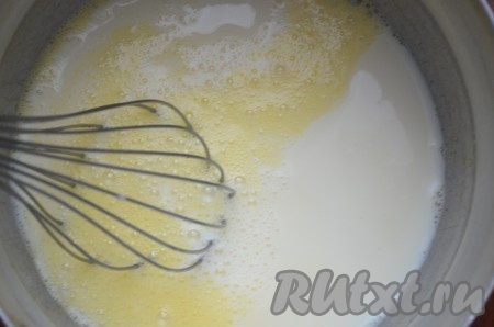 Влить тёплое молоко, взбить венчиком до однородности.
