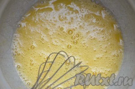 Сначала испечём блинчики, для этого нужно венчиком взбить яйца с сахаром и солью.
