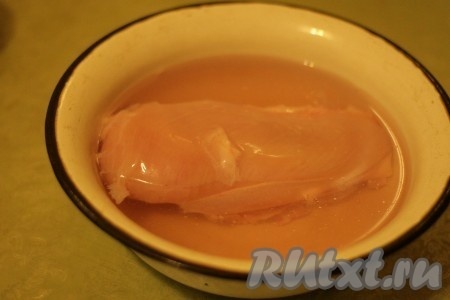 Грудку замочить в рассоле. Пропорции на 1 стакан - 1 чайная ложка соли. Оставить на 2-3 часа.
