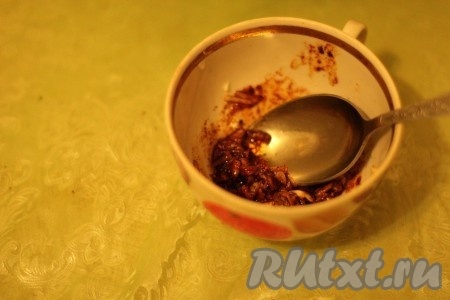 Оливковое масло смешать с пряностями и чесноком.
