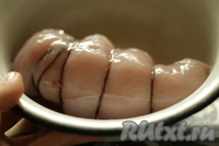 Обвязать плотно, как на фото, грудку шпагатом.
