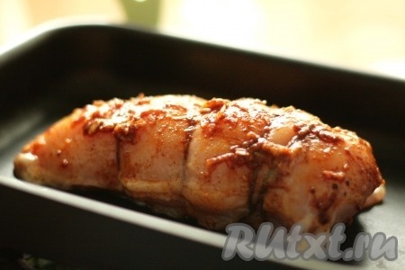 Натереть мясо пряностями со всех сторон.
