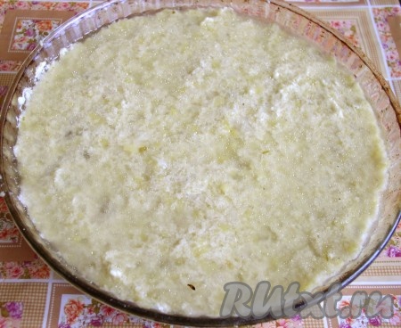  В таком виде я оставляю пирог до прихода едоков, за это время жидкость впитывается, тесто увеличивается. Так мне больше нравится.