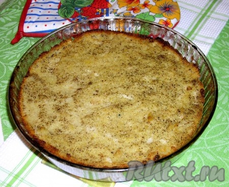 Посыпать поверхность приправой "Хмели-сунели". Поставить пирог в разогретую духовку и печь до румяной корочки. Благо, моя форма стеклянная и я легко могу увидеть, что пирог подрумянился. Обычно, в предварительно сильно разогретой духовке, на среднем жару это занимало 15-20 минут.
