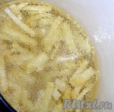 Очищенный сельдерей крупно порезать (брусками или ломтями) и припустить в подсоленной воде с маслом. Сельдерей откинуть на дуршлаг, отвар сохранить (он понадобится).
