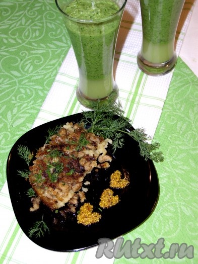 Еще можно нижний слой сразу сделать из грибов и подать, перевернув вверх грибами, как на этом фото. И, конечно, следует учесть, что легче всего этот пирог режется, когда остынет.
