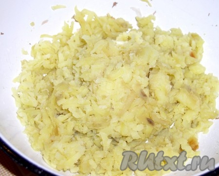 Основой пирога пастушки служит толченый сельдерей с картофелем и манной крупой. Для славянской кухни такие блюда привычнее называть "запеканками", но в английской кухне, откуда это блюдо родом, он зовется "пирогом". Итак, сразу варим в отдельных кастрюльках сельдерей и картошку. Картофель лучше отварить в мундире (так он получится более полезным), остудить, почистить и натереть на тёрке или потолочь.
