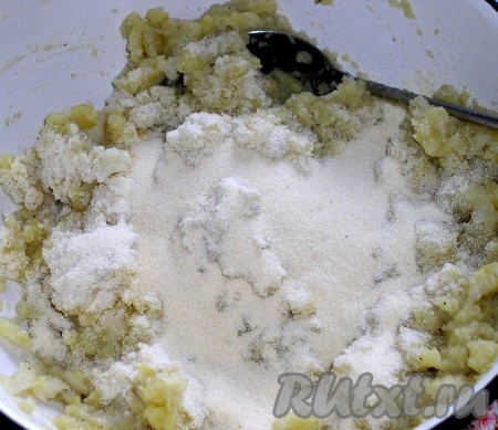 К картошке добавить сельдерей, потолочь толкушкой и всыпать 2/3 стакана манной крупы, поперчить, посолить по вкусу, перемешать наше "тесто".
