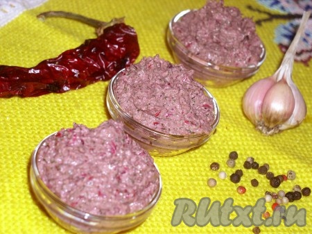 Соль все-таки начинайте всыпать постепенно (по 1 чайной ложке) и пробуйте аджику на вкус. Я планировала, что большое количество соли позволит расходовать приправу дольше, однако всем эта аджика так понравилась, что съели ее сразу же и я решила не перегружать рацион излишком соли, класть ее меньше. Нежная, пикантная, пастообразная, аппетитная аджика без перца готова!&nbsp;Приправу переложите в порционные салатники и подавайте к столу! Намазывайте на хлеб, тост, лаваш. Очень витаминно, разнообразит меню, в том числе и постного стола. Очень вкусно! Не пожалеете!
