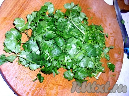 Зелень измельчить и сложить в емкость, в которой будем делать пасту при помощи погружного блендера.