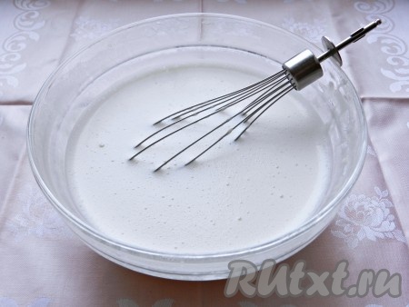 Молоко нагреть почти до кипения и, сразу перемешивая, небольшими порциями влить в тесто, непрерывно перемешивая венчиком.