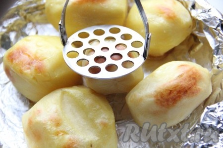 Отправить картофель в духовку, разогретую до 180 градусов, на 35 минут. По истечении времени достать картошку и слегка примять толкушкой.