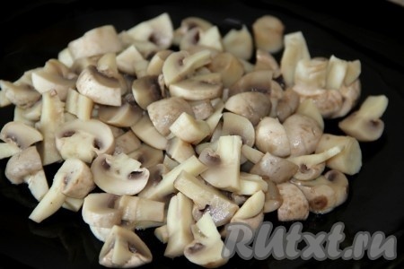 Для салата шампиньоны отвариваем до готовности. Даем остыть и нарезаем крупными кусочками.