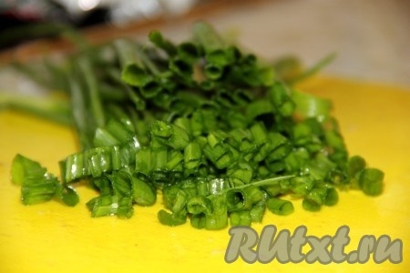 Нарезаем мелко зеленый лук.&nbsp;
