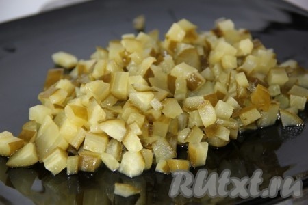 Следом мелко крошим соленые огурчики.