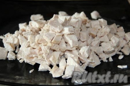 Отварную куриную грудку нарезаем кусочками.&nbsp;