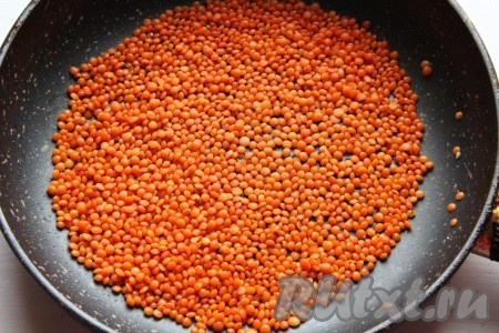 Чечевицу промываем и обжариваем слегка на сковороде с добавлением сливочного масла.
