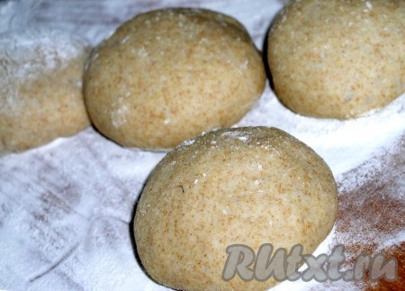 Присыпаем руки мукой и разделяем тесто на равные шарики. Должно получится 14-16 штук. Разминаем каждый шарик в лепешку, в середину выкладываем по 1 столовой ложке начинки и защипываем края так, чтобы начинка не вытекала на край (иначе тесто не склеится). Придаем пирожкам форму батончика. В мелкую тарелочку вливаем немного масла, слегка обваливаем каждый пирожок в масле и выкладываем на противень. Подливаем масло по мере расхода.
