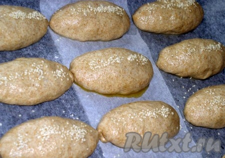 Посыпаем постные пирожки кунжутом (по желанию). Но, к сожалению, к концу выпечки он немного осыпается. Все же у нас постная выпечка, если бы смазали верх яйцом - было бы иначе. Выпекаем постные пирожки в хорошо разогретой духовке на сильном огне (но не самый большой в моей духовке) минут 13-15. Следим за подрумяниванием. Как подрумянились, значит готовы!
