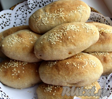 Выкладываем пирожки на блюдо и даем остыть. Такая постная выпечка получается с&nbsp; насыщенным вкусом, очень мягкой, я бы сказала даже нежной, хотя использовалась мука грубого помола. Пирожки понравились абсолютно всем, даже тем, кто равнодушен к постам. Начинка невероятно вкусная, о тыкве никто не догадался. А я вообще влюбилась в этот вид начинки!
