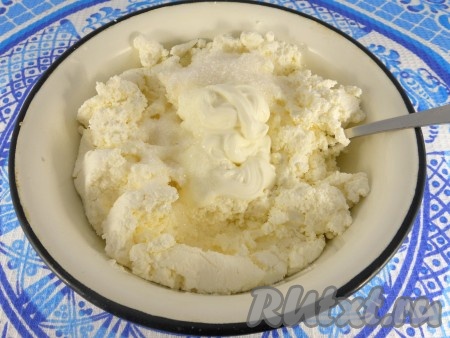 Для приготовления начинки в творог добавить сметану и сахар.
