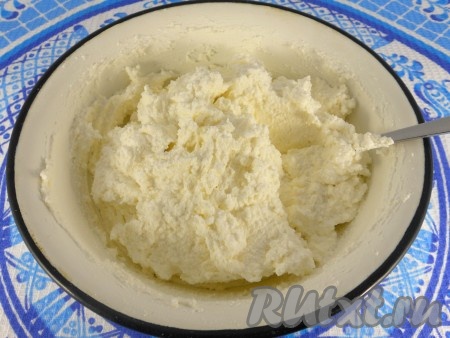 Тщательно перемешать. Творог должен остаться довольно густым.
