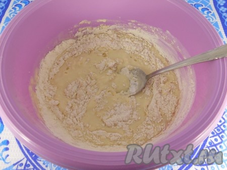 Частями добавить просеянную муку.