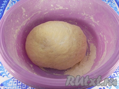 Замесить тесто, не липнущее к рукам и поверхности.