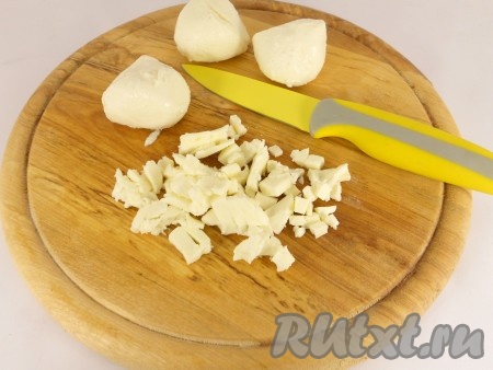 Для начинки моцареллу порезать маленькими кусочками.