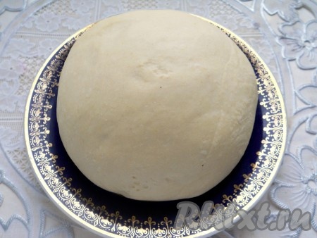 Выставить программу "Тесто" (у меня 1 час 30 минут). Руками также можно замесить тесто. Для этого в просеянной муке сделать углубление, добавить яйцо, соль и куркуму. Частями вливать воду, постепенно замешивая тесто. Тесто руками придется месить долго и тщательно, пока оно не будет отлипать от стола и рук и станет гладким, упругим, крутым. Затем тесту дать "отдохнуть" минут 30-40, накрыв его пищевой пленкой.