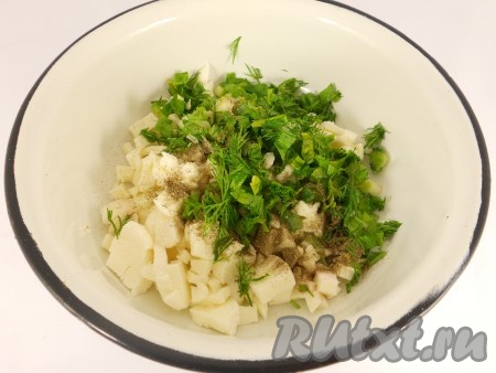 Добавить к сыру измельченную зелень, соль, перец и итальянские травы. Перемешать.