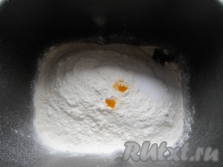 Всыпать просеянную муку, добавить соль и куркуму.