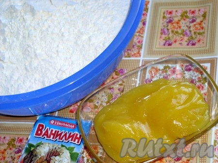 Из просеянной муки, оставшейся воды (или молока) и опары замесить тесто.