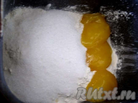 Добавить соль, сахар, ваниль, мёд и масло.