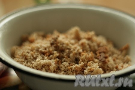 Хлеб натереть на терке. 