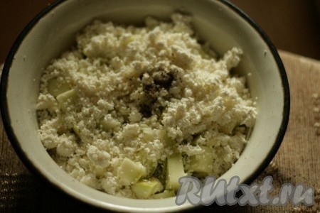 Кабачки очистить, нарезать небольшими кусочками, добавить творог, яйцо, соль, перец и натертый чеснок. 
