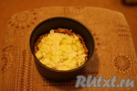 В форму выкладываем часть хлебной массы, сверху кабачковую начинку.