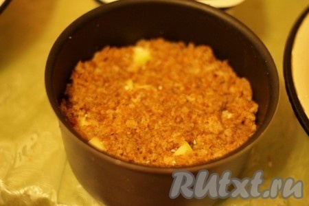 Накрываем оставшейся хлебной массой. 