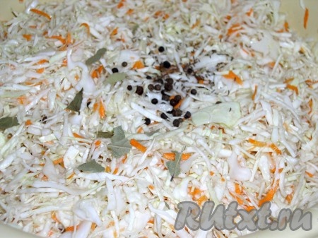 Хорошо перемешать. Добавить лавровый лист, тмин, горошины душистого перца и ещё раз перемешать.
