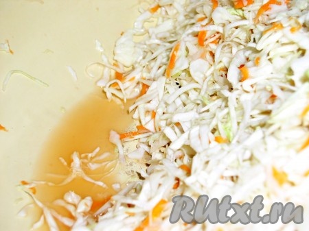 Оставить на некоторое время, чтобы овощи пустили сок.
