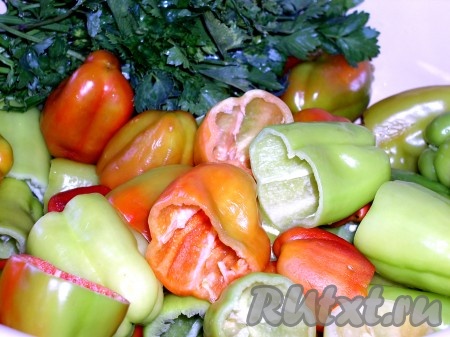 Болгарские перцы очищаем от сердцевины и семян.